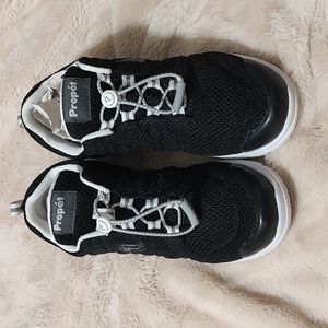 EUC 8 1/2 WIDE Proper slip on tennis shoes